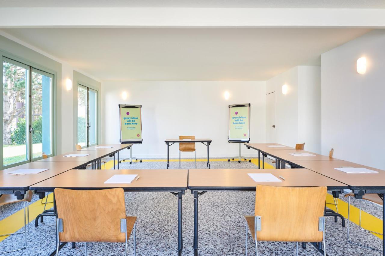 Greet Versailles - Le Bretonneux Hotel