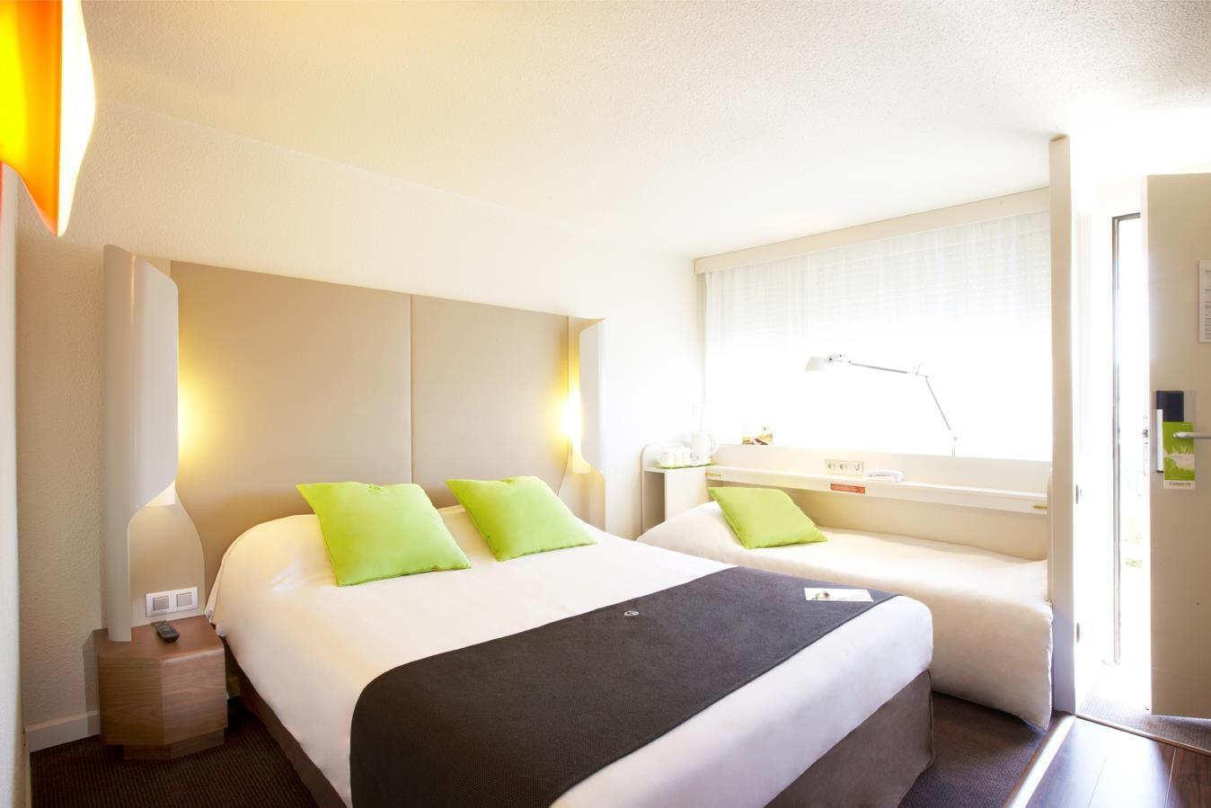 Greet Versailles - Le Bretonneux Hotel 3*