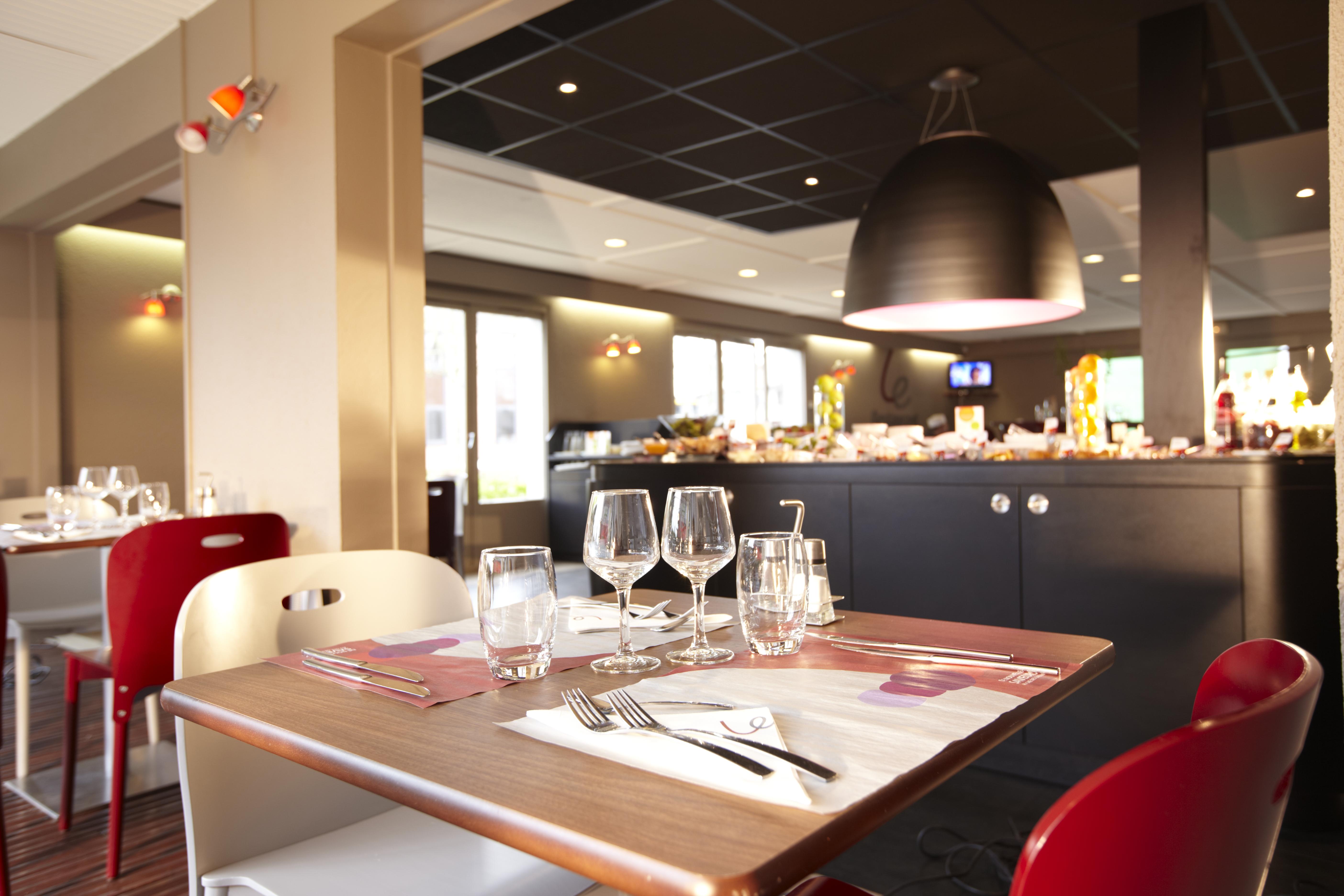 Greet Versailles - Le Bretonneux Hotel