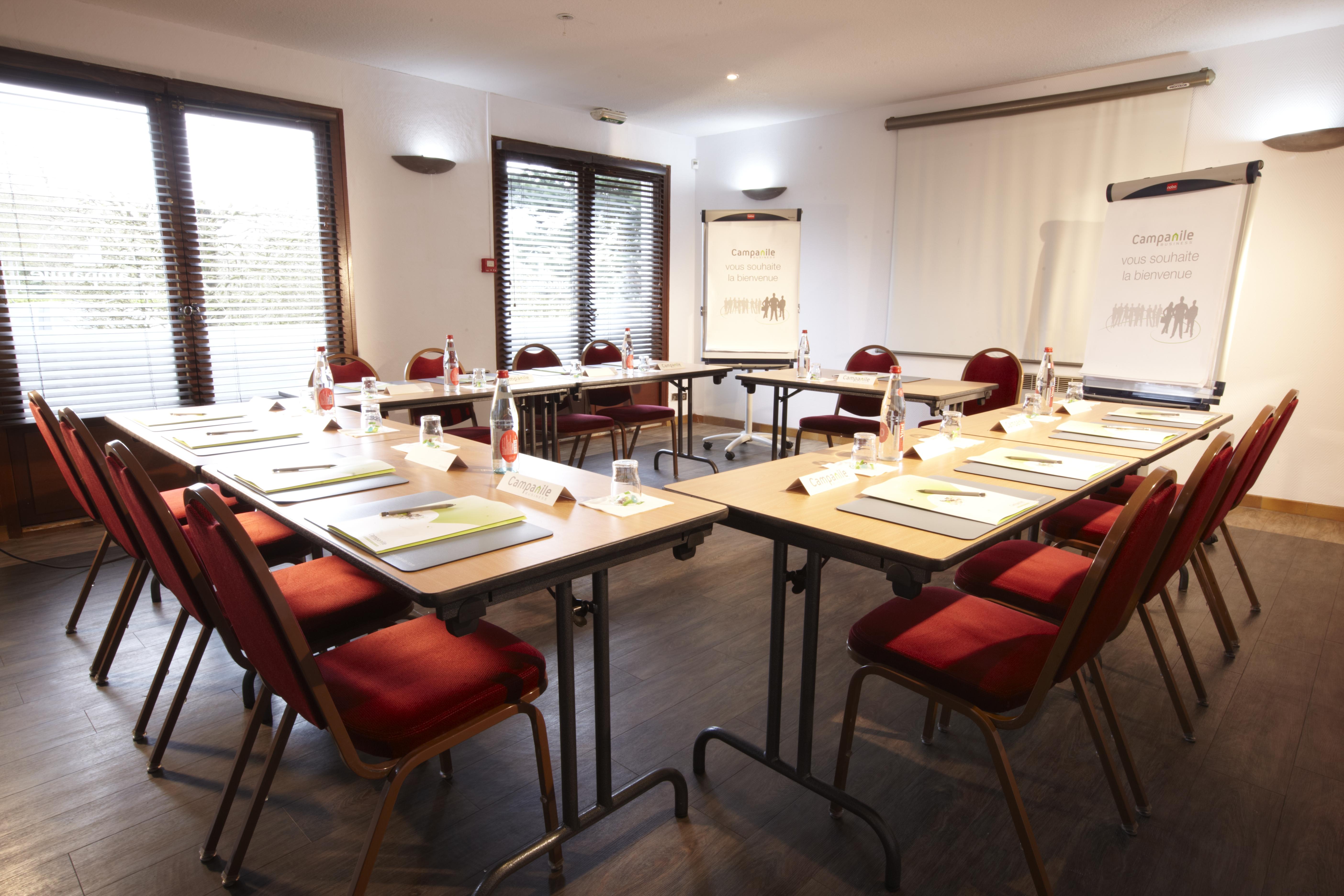 Greet Versailles - Le Bretonneux Hotel 3*