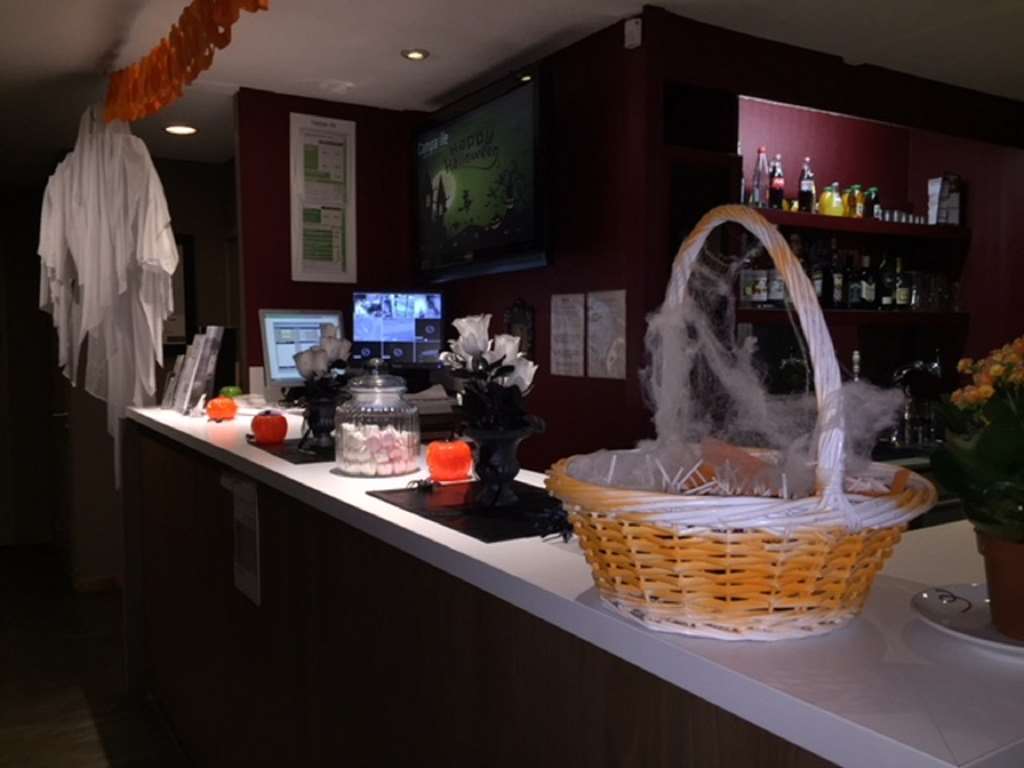 Greet Versailles - Le Bretonneux Hotel 3*